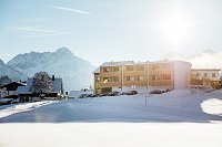 Außenansicht im Winter (c) Andy Mayr (Genuss & Aktivhotel Sonnenburg - Kleinwalsertalhotels)