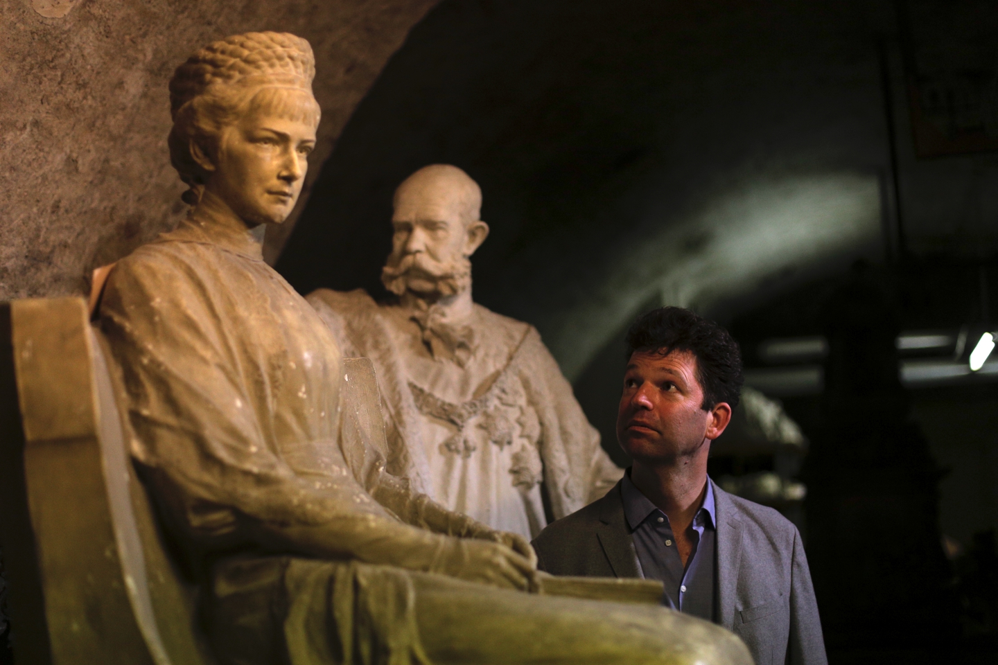 Leopold Altenburg mit seinen"steinernen" Vorfahren, Kaiserin Sisi und Kaiser Franz Joseph I (Bildquelle: (c) Stefan Ludwig)