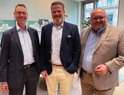 Helmut Arend (links) und Lars Henckel (rechts), begrüßen Sascha Hartmann. (Die Bildrechte liegen bei dem Verfasser der Mitteilung.) Helmut Arend (links) und Lars Henckel (rechts), begrüßen Sascha Hartmann. (Die Bildrechte liegen bei dem Verfasser der Mitteilung.)