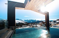 Infinity-Pool mit Blick auf die verschneite Landschaft (MY ALPENWELT RESORT)
