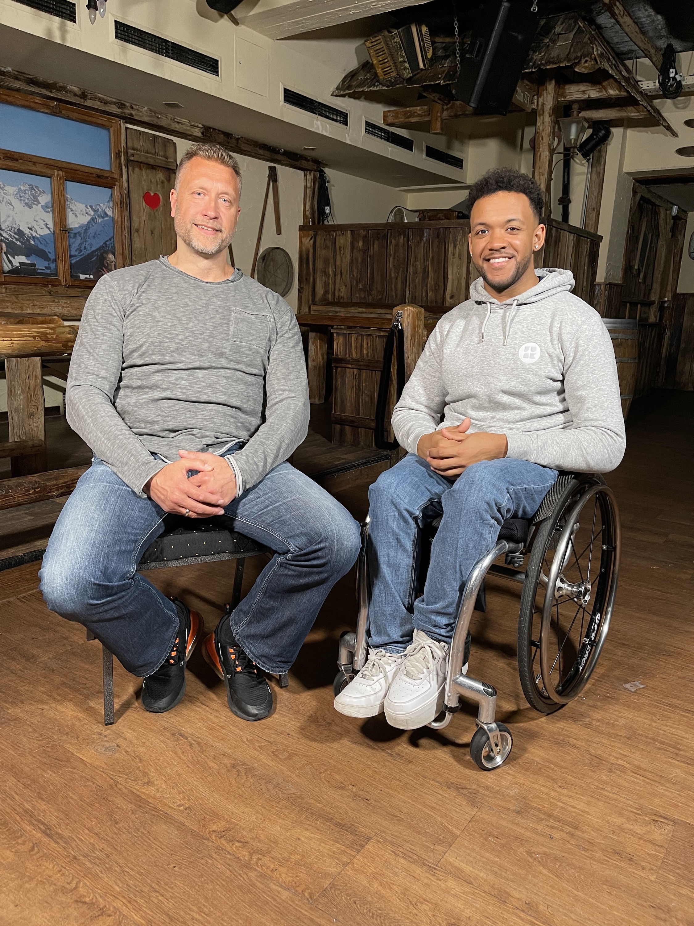 Marcell Engel (li.) und Leeroy im Gespräch über Tatortreinigungen und vieles mehr Foto: Anna Himmel Marcell Engel (li.) und Leeroy im Gespräch über Tatortreinigungen und vieles mehr Foto: Anna Himmel