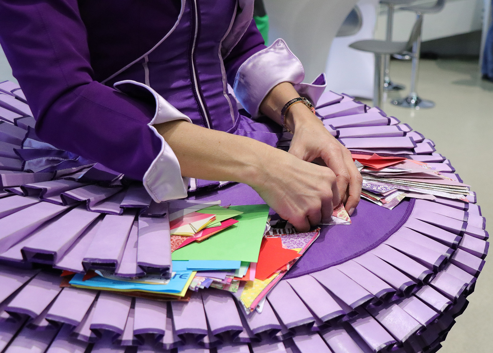 Papierkünstlerin Sabrina faltet Origami Teekanne
