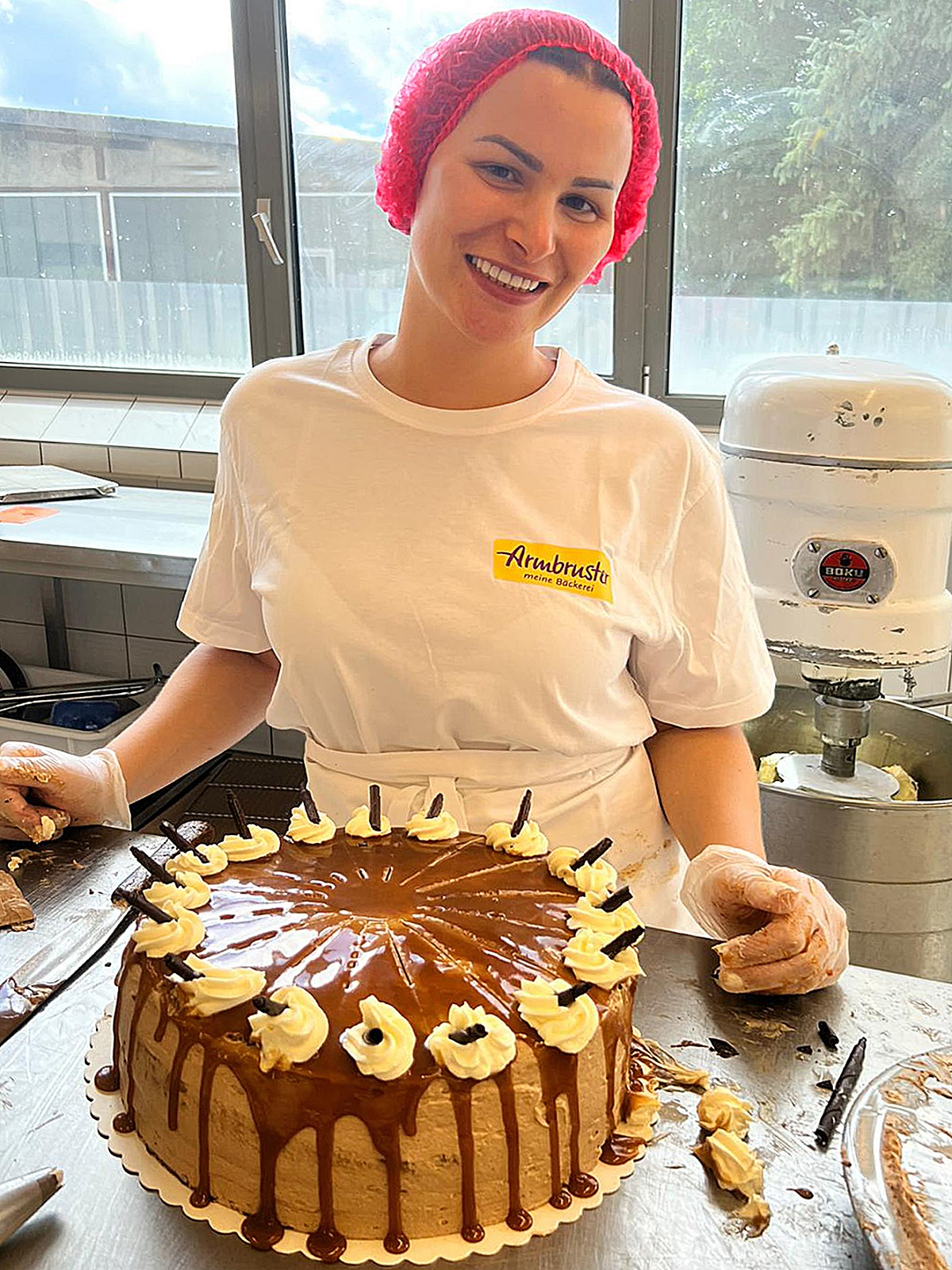 Raffaela Zollo mit ihrem Meisterstück– die Nusstorte nach Armbruster’s Familienrezept. (Bildquelle: Bäckerei Armbruster)