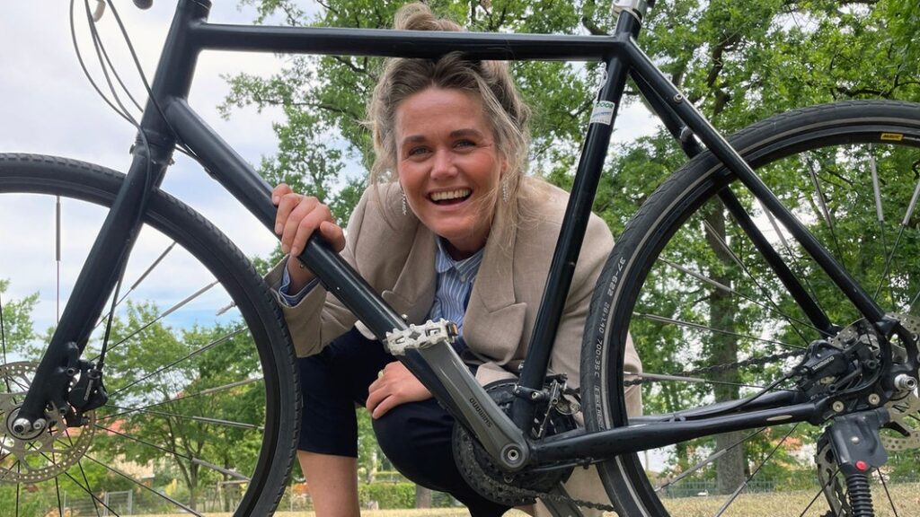 Theresa Hebert ist rund um Schwerin unterwegs _ Foto (c)NDR (Die Bildrechte liegen bei dem Verfasser der Mitteilung.) Theresa Hebert ist rund um Schwerin unterwegs _ Foto (c)NDR (Die Bildrechte liegen bei dem Verfasser der Mitteilung.)
