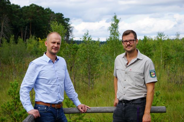 Axel Schümann (Güstrower Schlossquell) und Eike Lucas (Müritz-Nationalpark) auf dem Moorsteg. (Bildquelle: O. Blank)