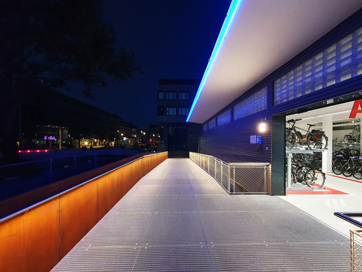 Das neue Fahrrad-Parkhaus, die Expressguthalle Tübingen. (© Lux Glender GmbH) Das neue Fahrrad-Parkhaus, die Expressguthalle Tübingen. (© Lux Glender GmbH)