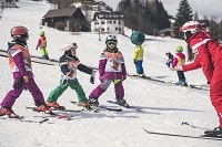 Kinder beim Skikurs (c) Hannes Niederkofler (Cavallino Bianco Family Spa Grand Hotel) Kinder beim Skikurs (c) Hannes Niederkofler (Cavallino Bianco Family Spa Grand Hotel)