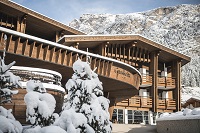 Außenansicht des Hotels Granbaita mit winterlicher Bergkulisse (Hotel Granbaita Dolomites) Außenansicht des Hotels Granbaita mit winterlicher Bergkulisse (Hotel Granbaita Dolomites)