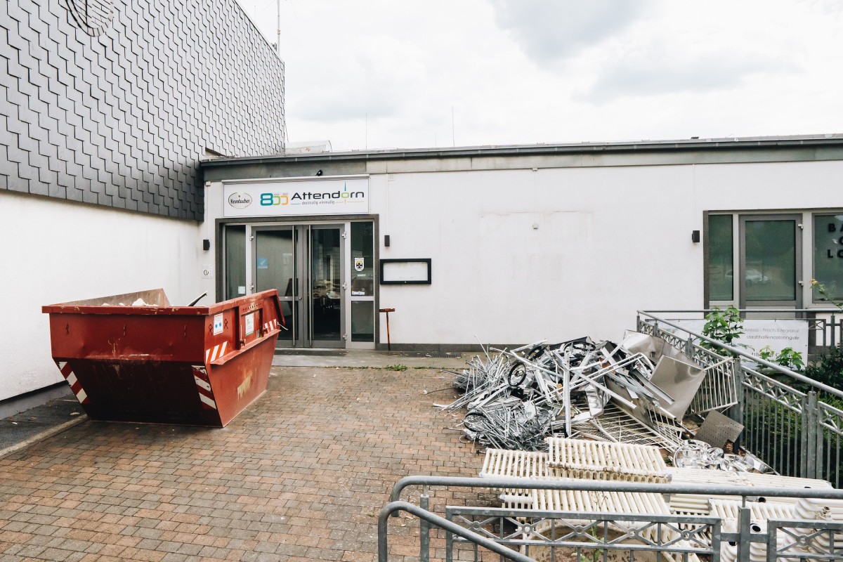 Die Umbaumaßnahmen im Restaurant der Stadthalle Attendorn sind bereits gestartet (© Annika Gehrke)