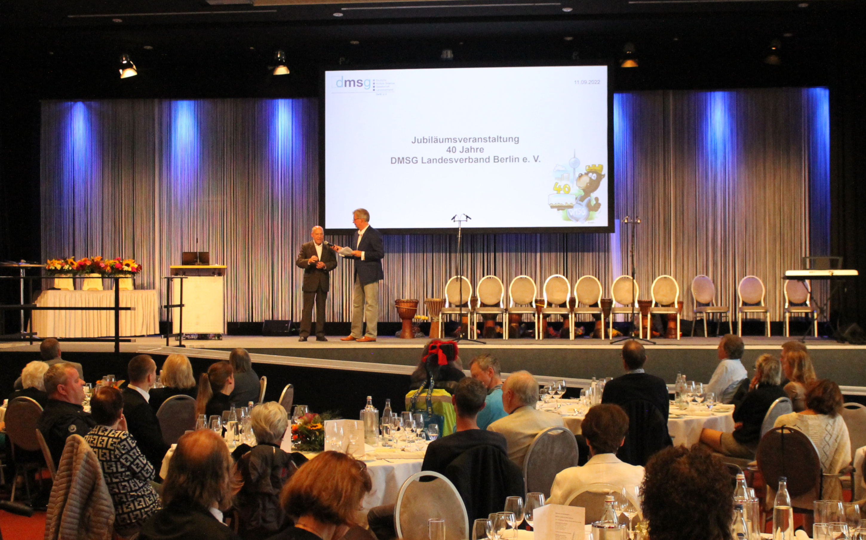 Dr. Gregor Gysi, Schirmherr der DMSG Berlin (links), im Gespräch mit Moderator Attila Weidemann. (Die Bildrechte liegen bei dem Verfasser der Mitteilung.) Dr. Gregor Gysi, Schirmherr der DMSG Berlin (links), im Gespräch mit Moderator Attila Weidemann. (Die Bildrechte liegen bei dem Verfasser der Mitteilung.)