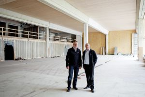Die Geschäftsführer Wolfgang Humml (links) und Hannes Hämmerle freuen sich, dass der Erweiterungsbau Die Geschäftsführer Wolfgang Humml (links) und Hannes Hämmerle freuen sich, dass der Erweiterungsbau
