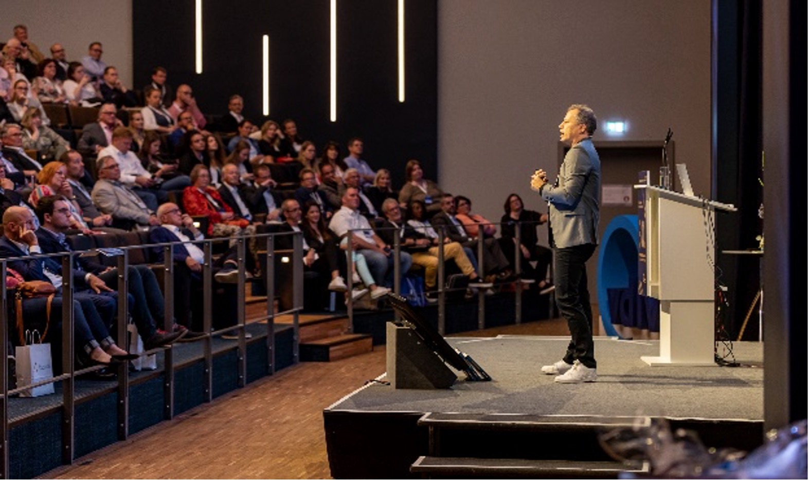 „Wer klar führt, gewinnt“–Dr. Peter Aschenbrenner spricht in Berlin. (Die Bildrechte liegen bei dem Verfasser der Mitteilung.) „Wer klar führt, gewinnt“–Dr. Peter Aschenbrenner spricht in Berlin. (Die Bildrechte liegen bei dem Verfasser der Mitteilung.)