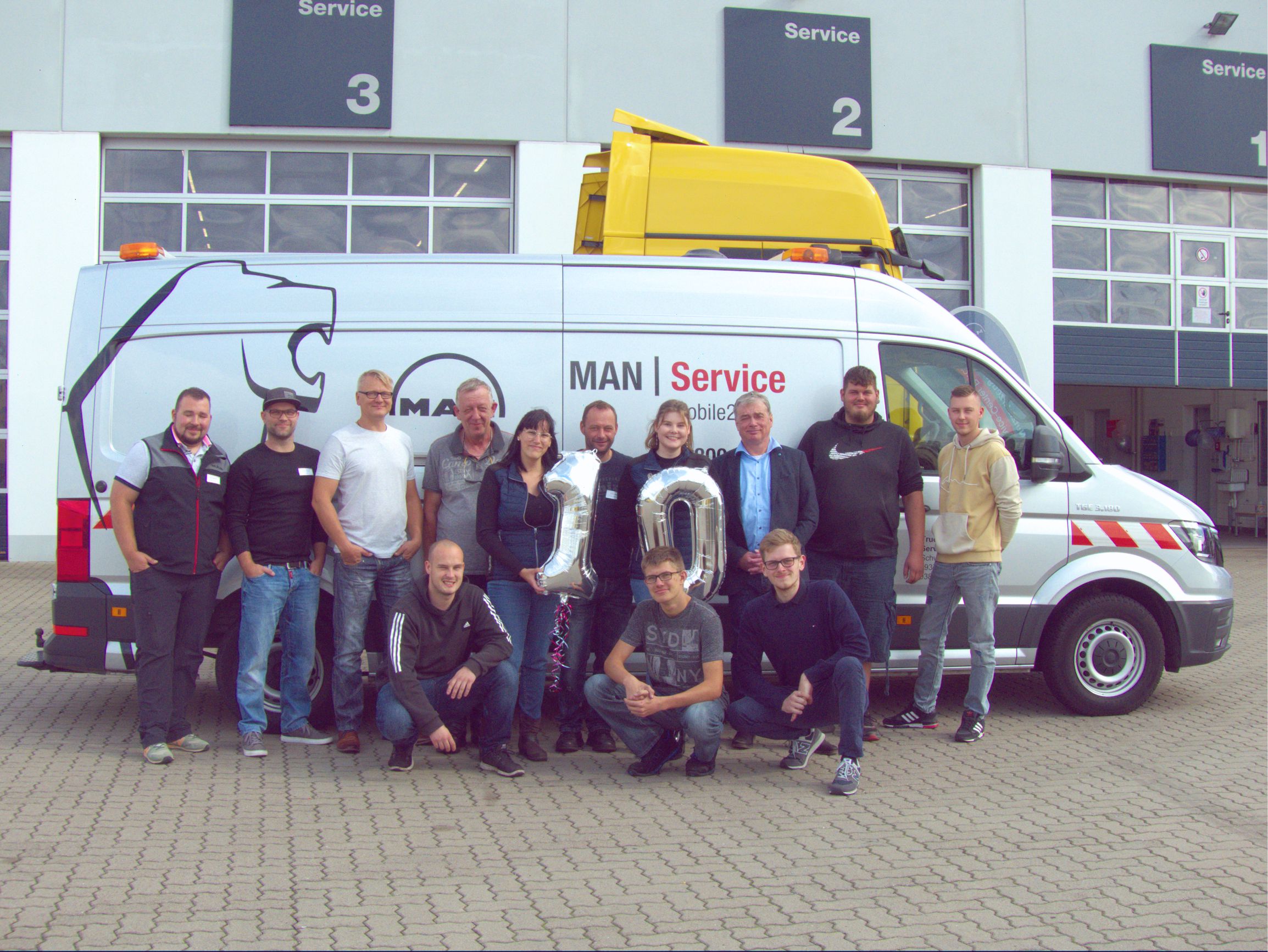 Grund zu Feiern: das Team des Truck & Bus Service-Center mit Geschäftsführer Hergen Krüger(3.v.r.) Grund zu Feiern: das Team des Truck & Bus Service-Center mit Geschäftsführer Hergen Krüger(3.v.r.)