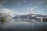 Skypool mit beeindruckendem Ausblick auf die verschneiten Berge (Alpin Panorama Hotel Hubertus)