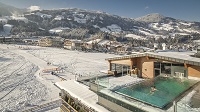 Pärchen schwimmt im beheizten SkyPool im Winter (c) Jan Hanser mood photography (Mia Alpina . Ziller
