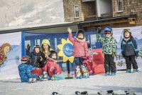 Kindergruppe beim Skikurs (c) Jan Hanser mood photography (Mia Alpina . Zillertal Family Retreat)