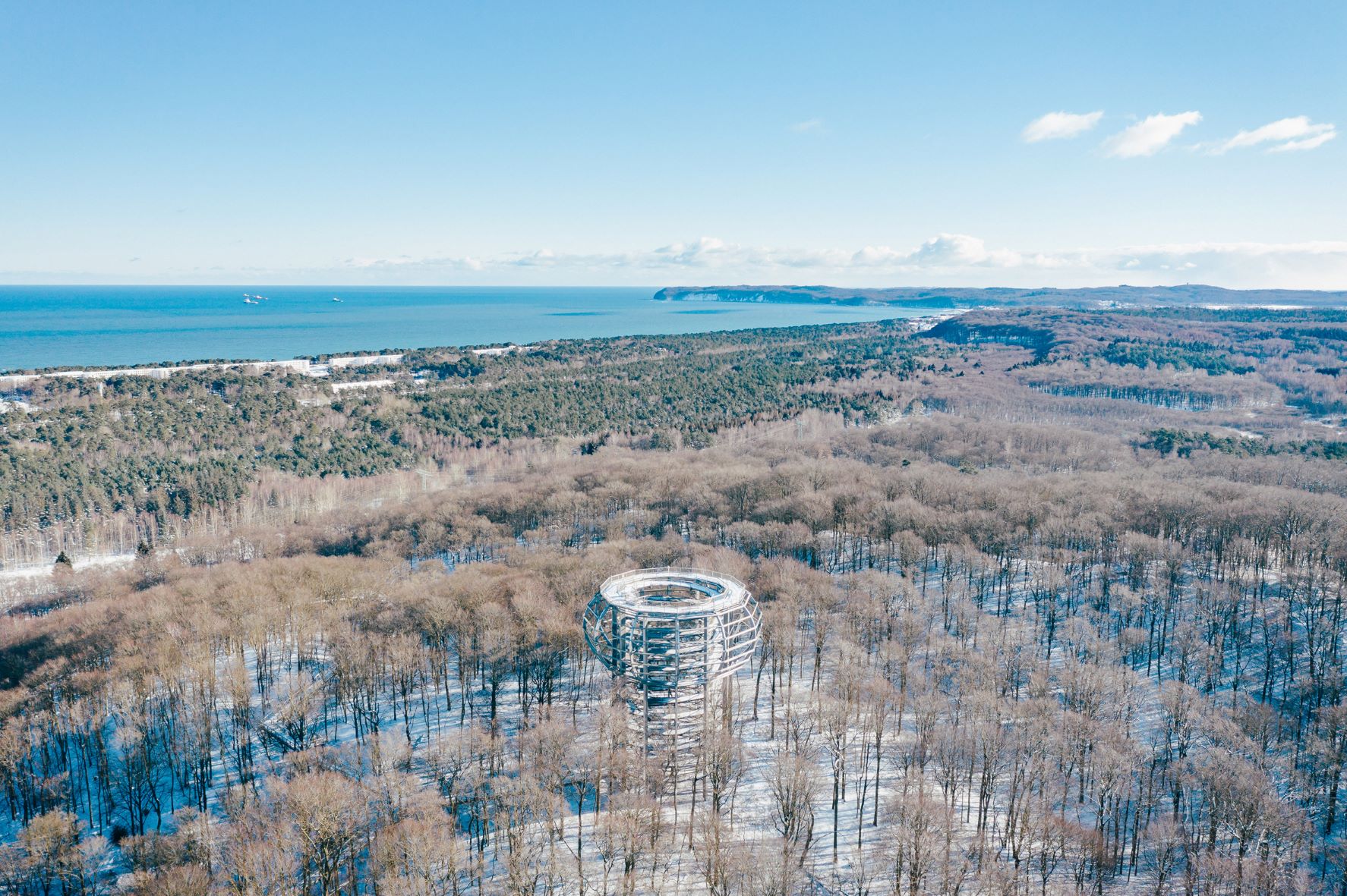 Der Baumwipfelpfad im Naturerbe Zentrum Rügen in verschneiter Umgebung (Bildquelle:©eak) Der Baumwipfelpfad im Naturerbe Zentrum Rügen in verschneiter Umgebung (Bildquelle:©eak)