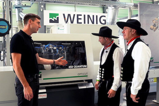 Benjamin Schier, Weinig Dimter, (von links) mit Daniel Wege und Frank Debusmann von REA Elektronik. (Die Bildrechte liegen bei dem Verfasser der Mitteilung.) Benjamin Schier, Weinig Dimter, (von links) mit Daniel Wege und Frank Debusmann von REA Elektronik. (Die Bildrechte liegen bei dem Verfasser der Mitteilung.)