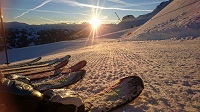 Skifahrer genießen den Sonnenuntergang (Chalets & Apartments Wachterhof)