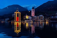Friedenslicht Laterne St. Wolfgang in der wunderschönen winterlichen Umgebung (Wolfgangsee Tourismus