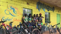 Lucky Bike setzt sich für die Hilfsorganisation der kenianischem Radsport Legende David Kinjah ein. Lucky Bike setzt sich für die Hilfsorganisation der kenianischem Radsport Legende David Kinjah ein.