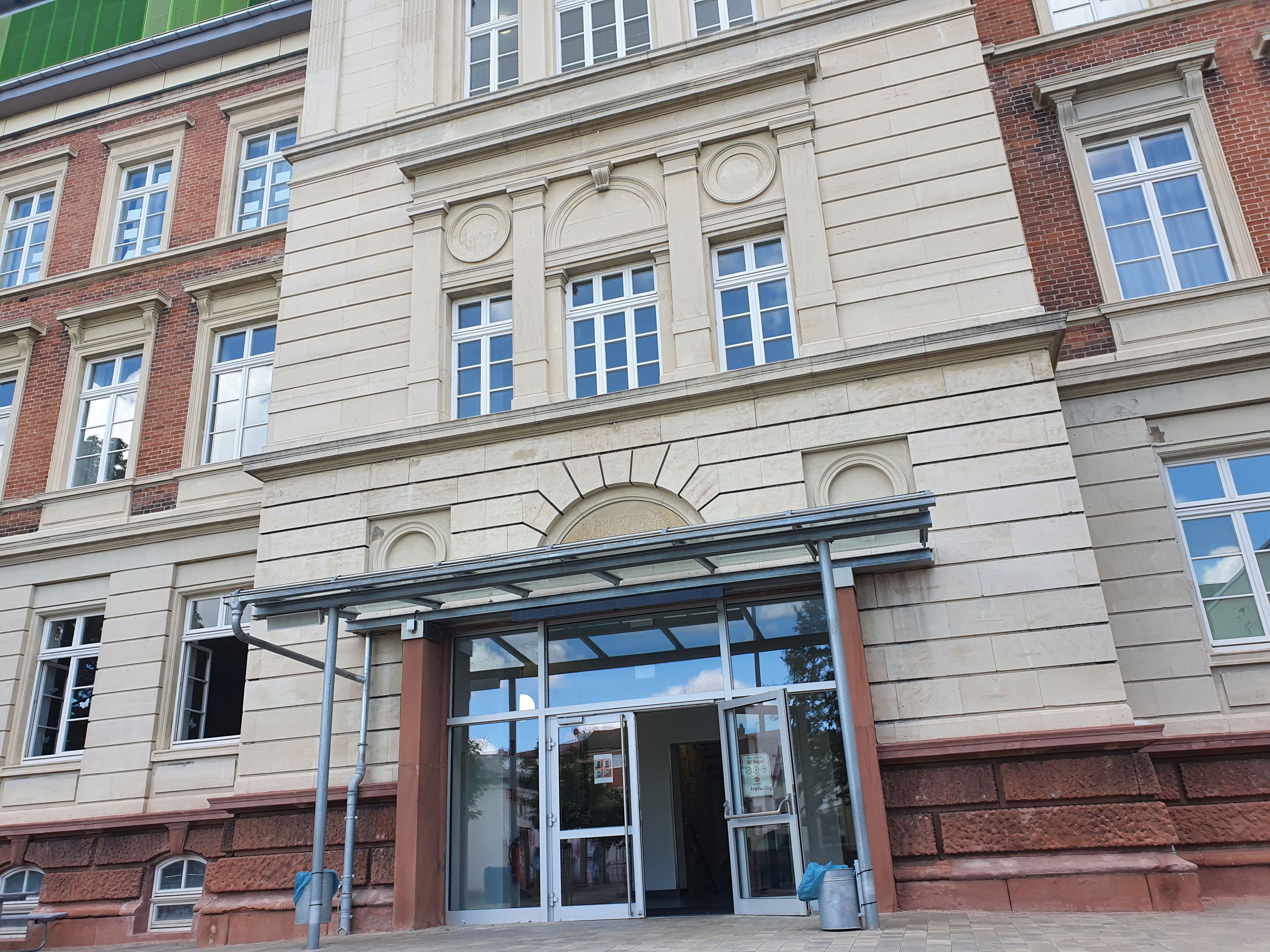 Die Karmeliter Realschule in Worms ist nun mit Energiesparenden Thermostaten ausgestattet Die Karmeliter Realschule in Worms ist nun mit Energiesparenden Thermostaten ausgestattet