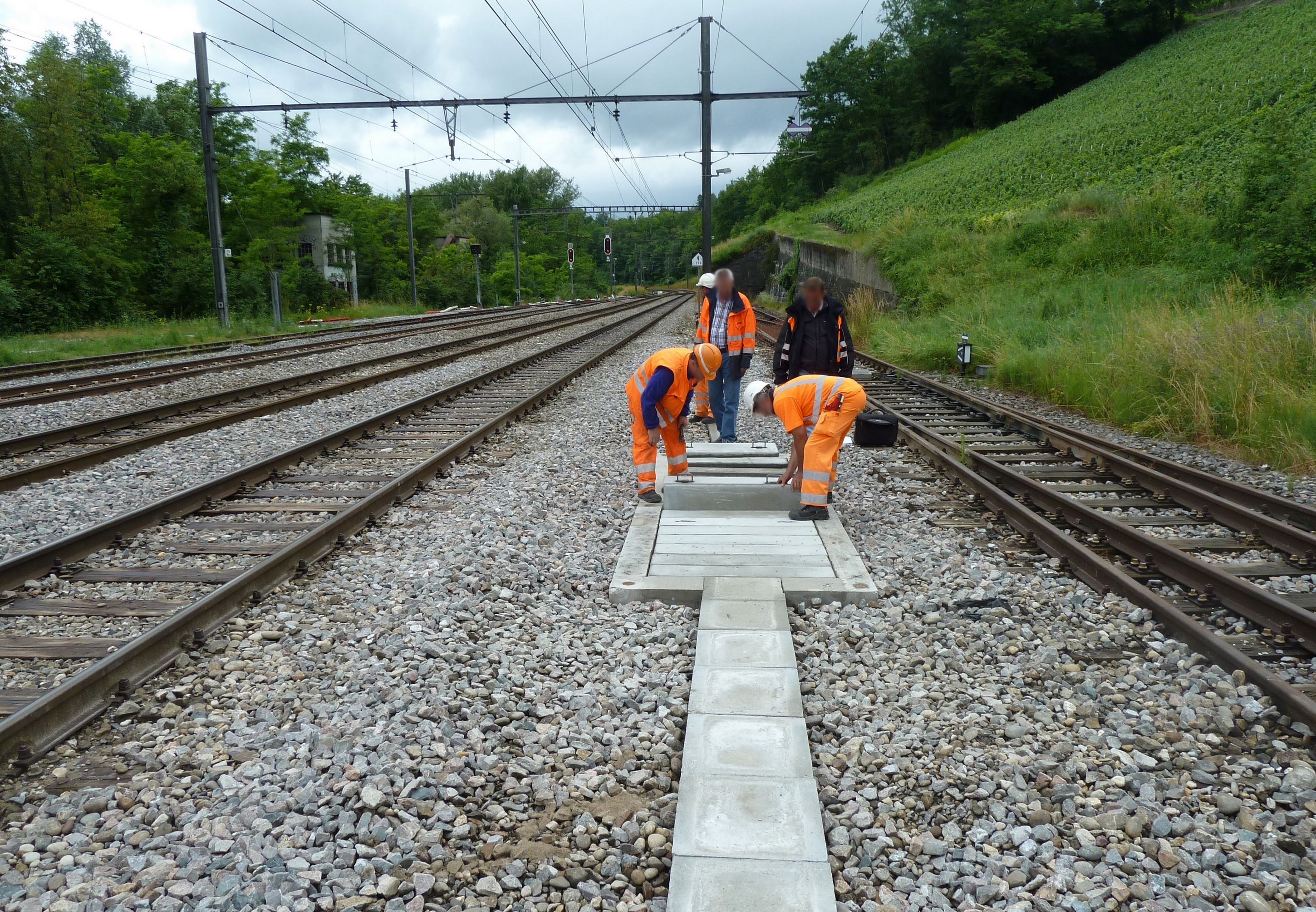 Der bestehende Rahmen entlang der Bahntrasse wurde freigelegt und konnte bei der Neuanlage weiterverwendet werden. Der bestehende Rahmen entlang der Bahntrasse wurde freigelegt und konnte bei der Neuanlage weiterverwendet werden.