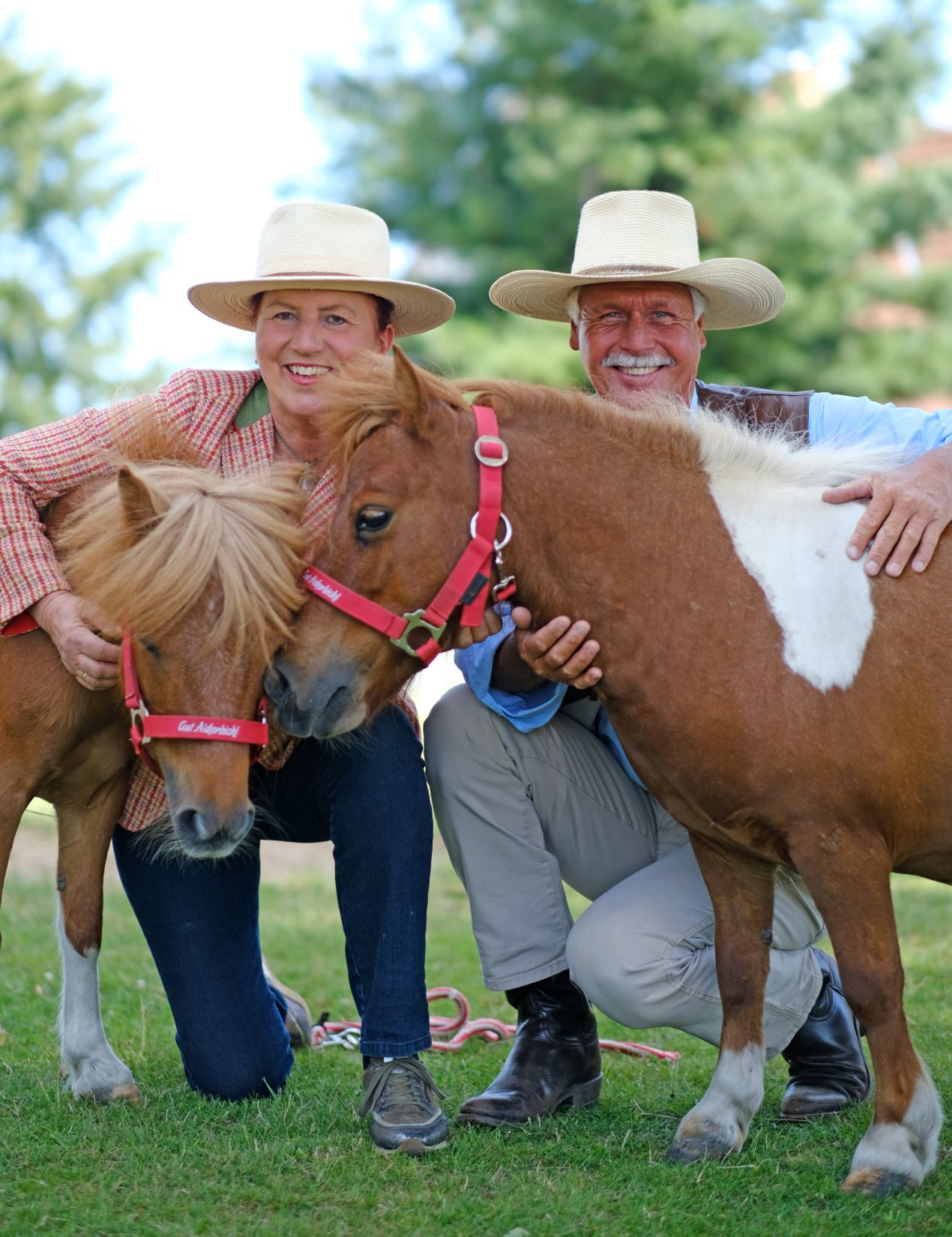 Annette u. AndréEngelhardt mit von GUT AIDERBICHL geretteten Tieren auf der Ballermann Ranch (Bildquelle: Markus Hibbeler) Annette u. AndréEngelhardt mit von GUT AIDERBICHL geretteten Tieren auf der Ballermann Ranch (Bildquelle: Markus Hibbeler)