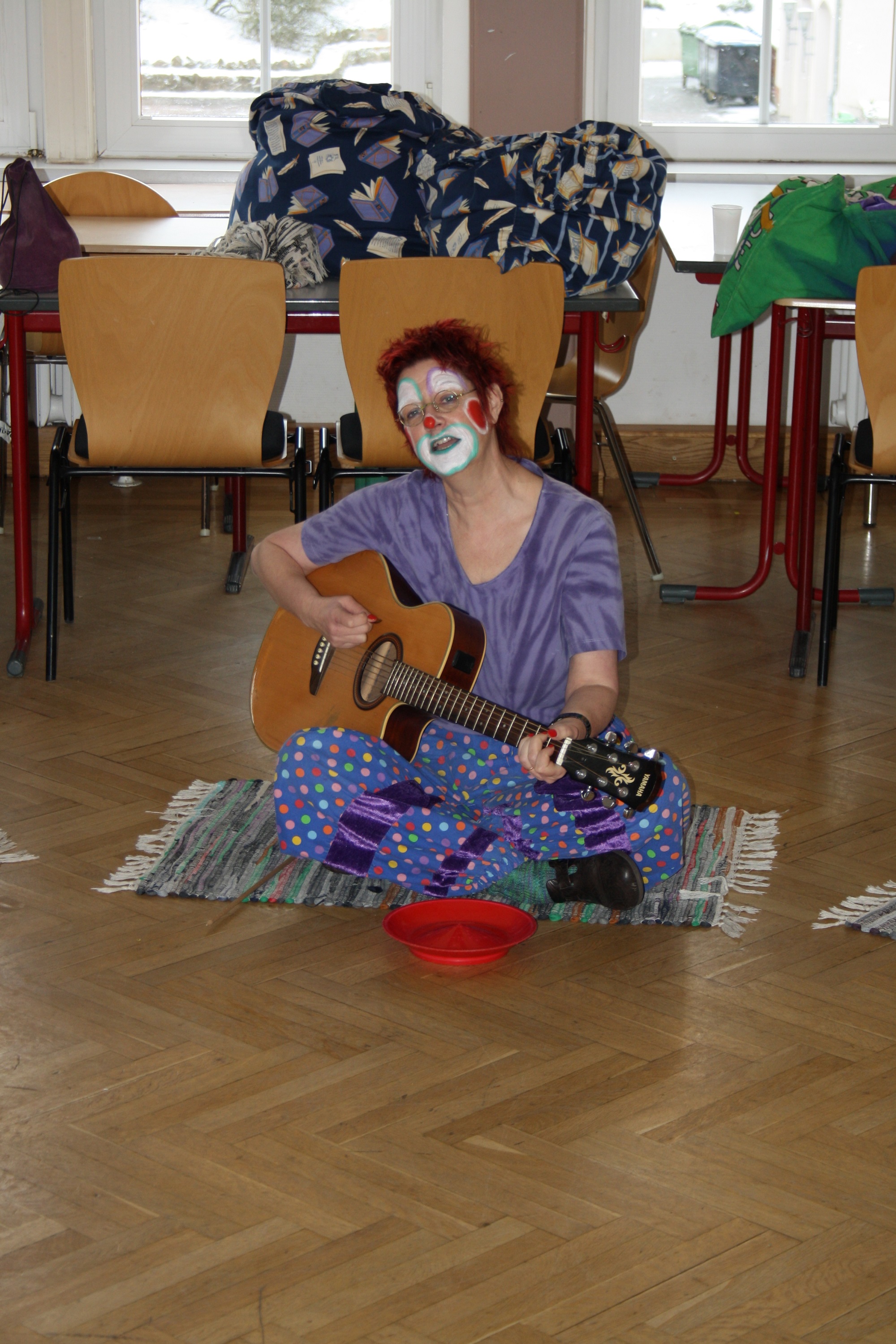 Mit Gitarre und lustiger Schminke bringt Umweltclownin Ines Hansen den Grundschulkindern den Umgang mit Energie nahe. Mit Gitarre und lustiger Schminke bringt Umweltclownin Ines Hansen den Grundschulkindern den Umgang mit Energie nahe.