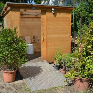 Trenntoilette im Garten (Die Bildrechte liegen bei dem Verfasser der Mitteilung.) Trenntoilette im Garten (Die Bildrechte liegen bei dem Verfasser der Mitteilung.)