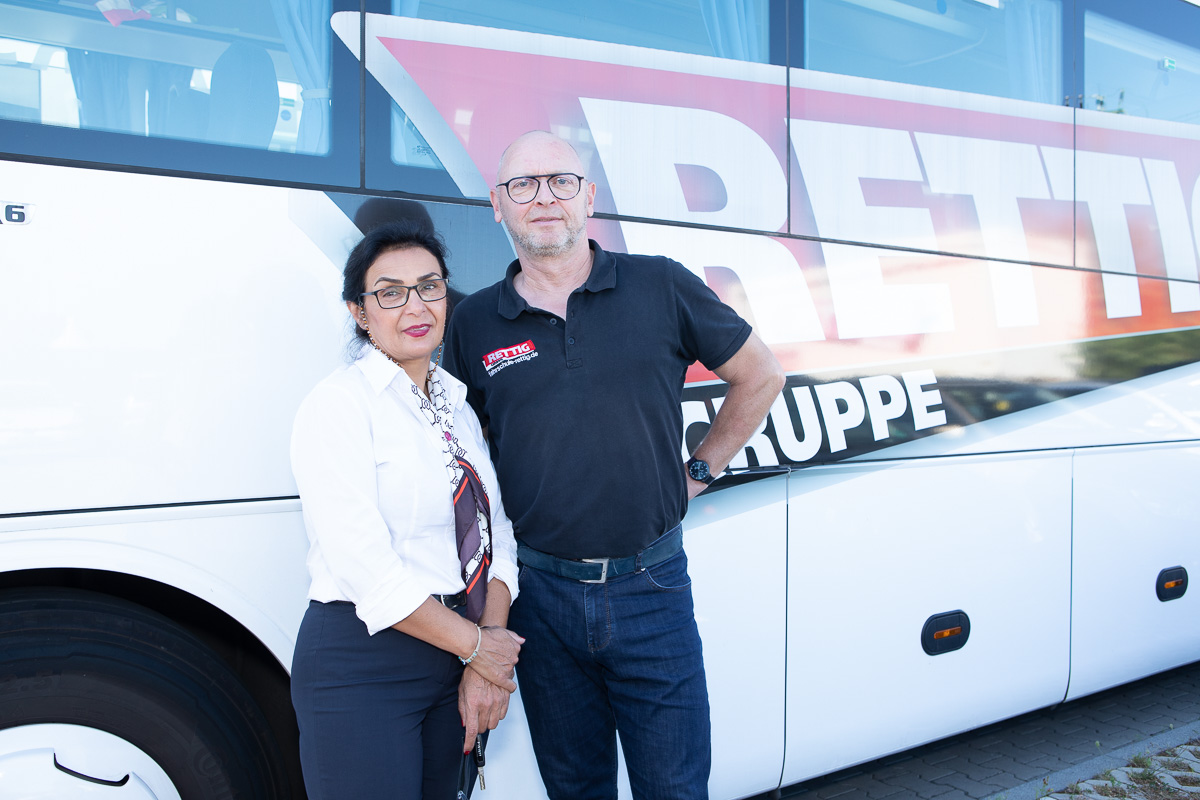 Fahrprüfung geschafft: Diese Fahrschülerin kann nun als professionelle Busfahrerin durchstarten. (Die Bildrechte liegen bei dem Verfasser der Mitteilung.) Fahrprüfung geschafft: Diese Fahrschülerin kann nun als professionelle Busfahrerin durchstarten. (Die Bildrechte liegen bei dem Verfasser der Mitteilung.)