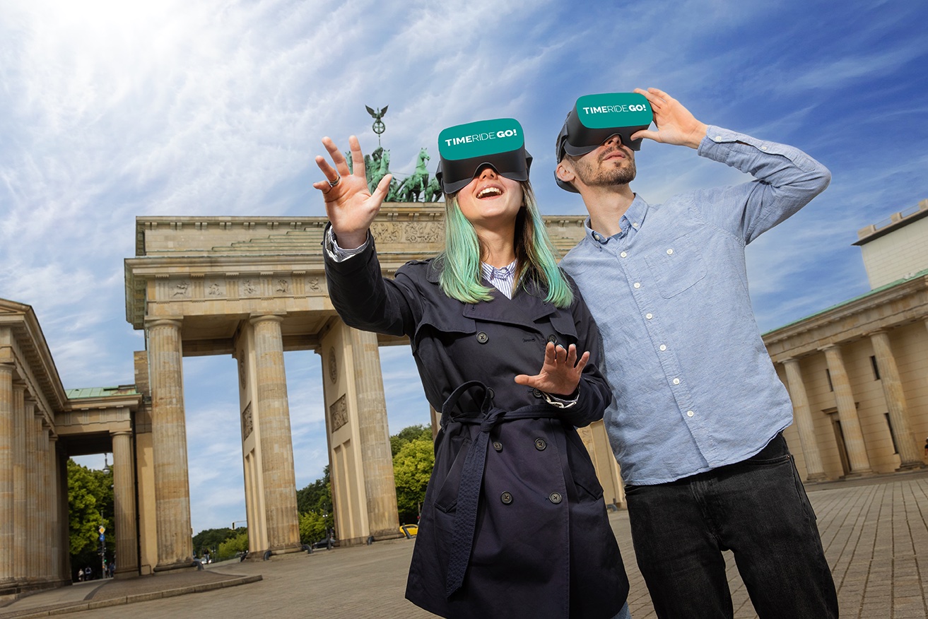 Mit TimeRide Go! und mobilen VR-Brillen die Berliner Stadtgeschichte entdecken. (Die Bildrechte liegen bei dem Verfasser der Mitteilung.)