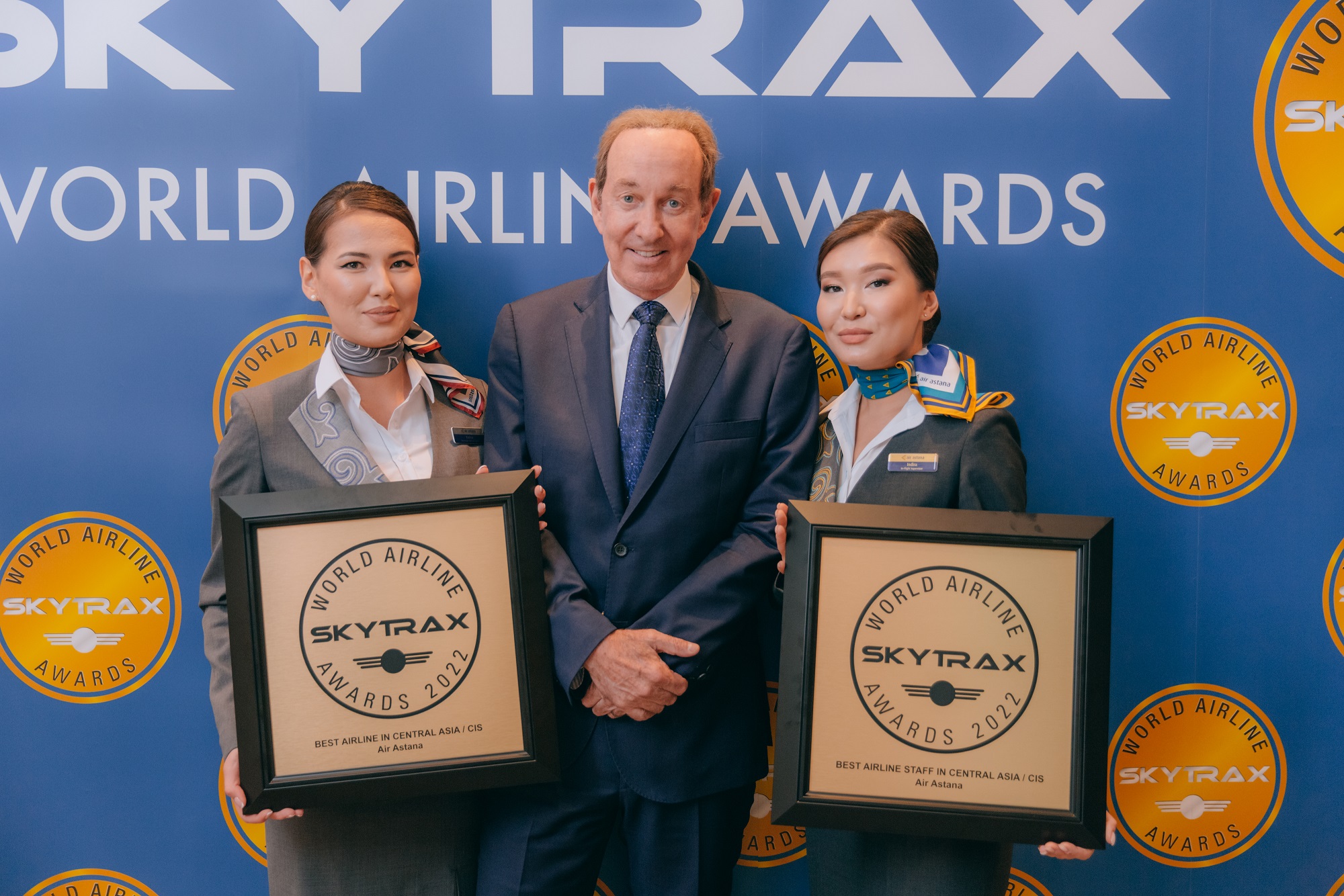 CEO Peter Foster nimmt die Skytrax Awards für Air Astana entgegen. (Die Bildrechte liegen bei dem Verfasser der Mitteilung.) CEO Peter Foster nimmt die Skytrax Awards für Air Astana entgegen. (Die Bildrechte liegen bei dem Verfasser der Mitteilung.)