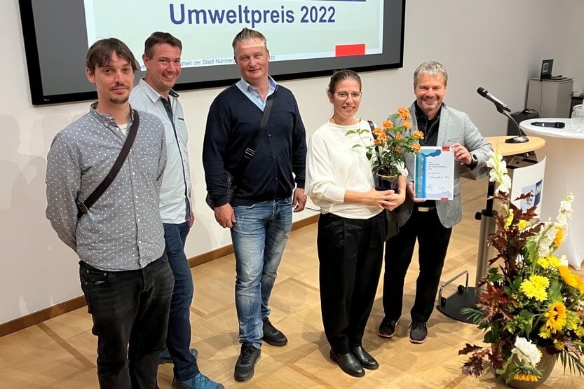 Gemeinsam nehmen Paessler und der Wasserverband Knoblauchsland den Umweltpreis 2022 in Empfang. (Die Bildrechte liegen bei dem Verfasser der Mitteilung.)