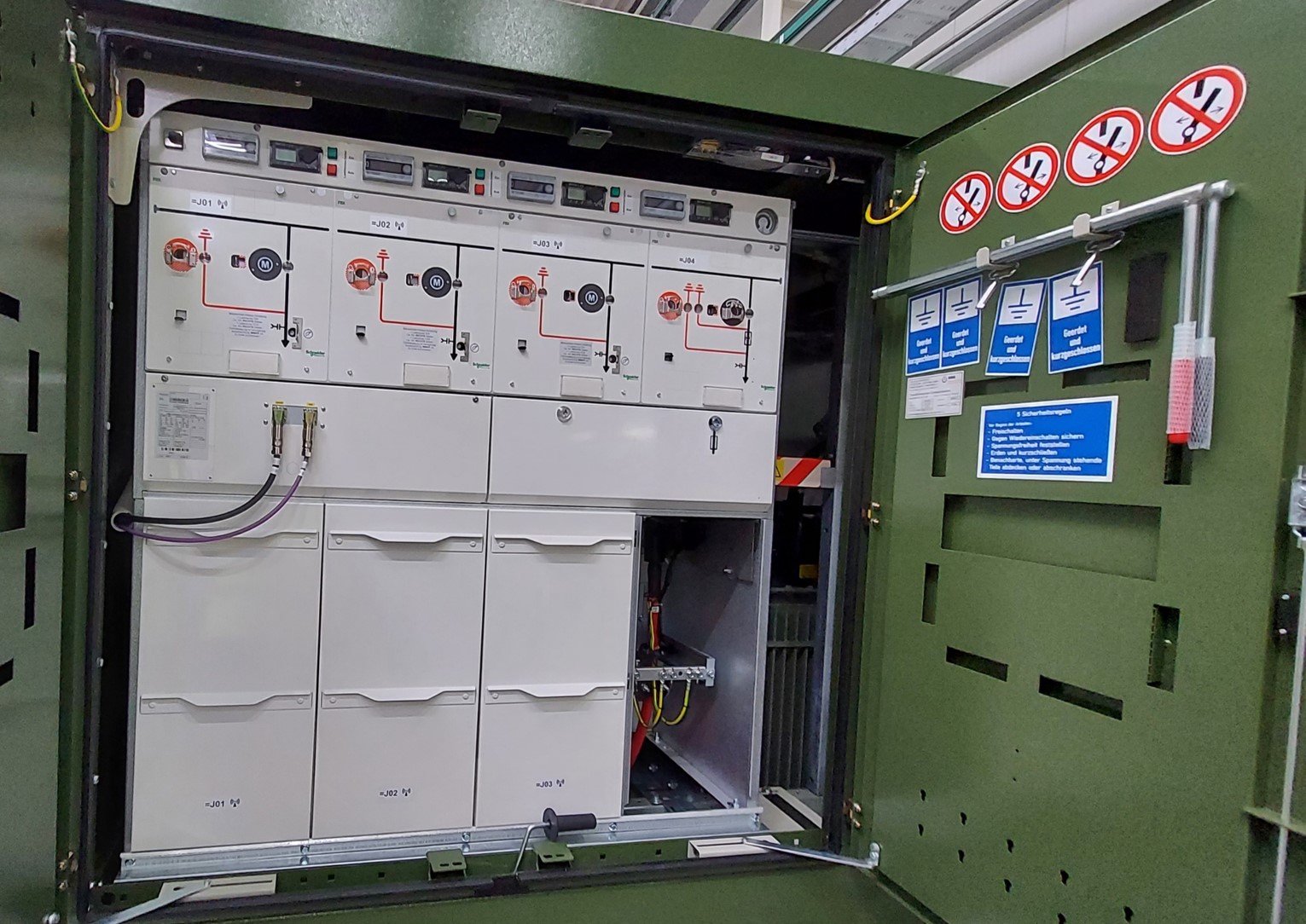 Eine fernsteuerbare Ortsnetzstation in der Gemeinde Hohenaspe erhöht die Versorgungssicherheit.