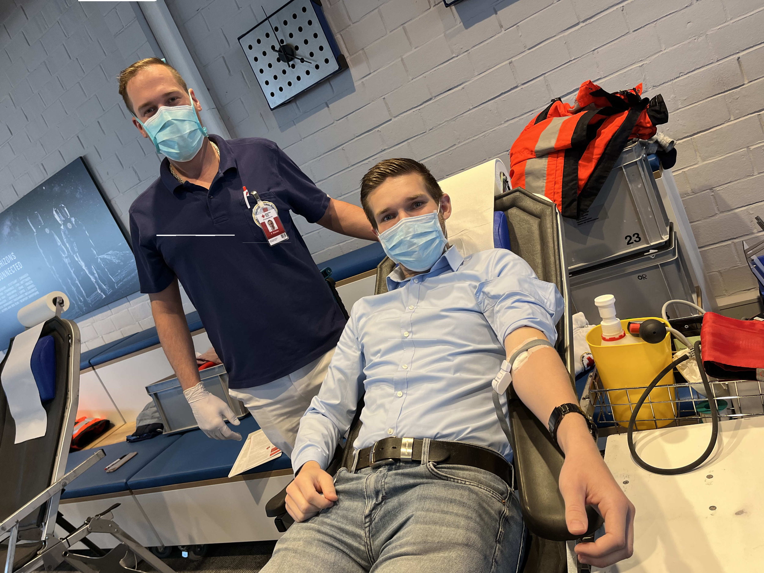 Spenden-Premiere: Mitarbeiter Kai Peperkorn (re.) war einer von vielen Erstspendern, die am firmenei (Die Bildrechte liegen bei dem Verfasser der Mitteilung.) Spenden-Premiere: Mitarbeiter Kai Peperkorn (re.) war einer von vielen Erstspendern, die am firmenei (Die Bildrechte liegen bei dem Verfasser der Mitteilung.)