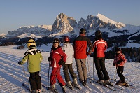 Familie beim Skifahren (Tirler-Dolomites Living Hotel)