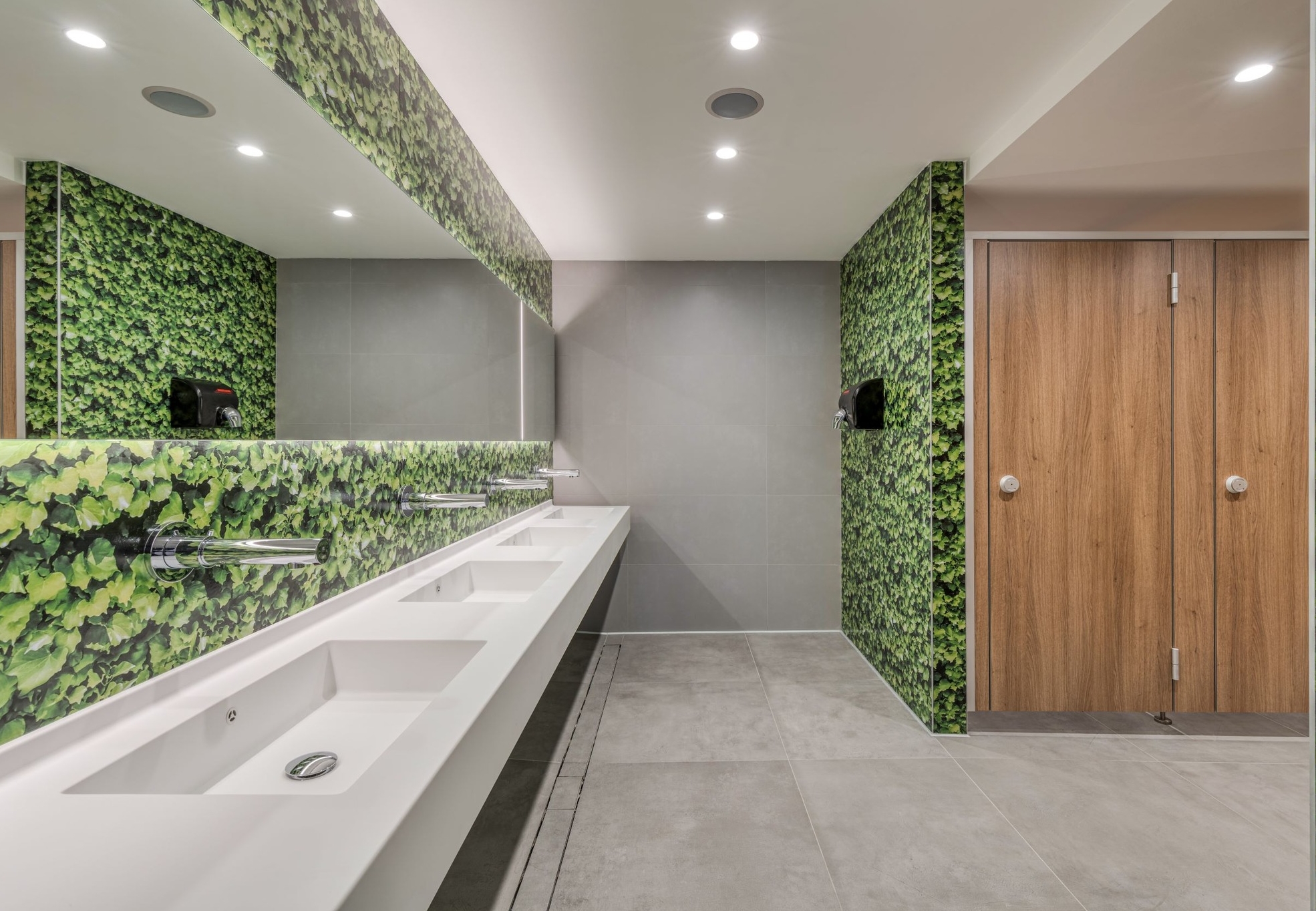 Naturnahes Design: Braune Holztöne werden hier mit grünem Blättermotiv kombiniert.  Foto: Schäfer Trennwandsysteme