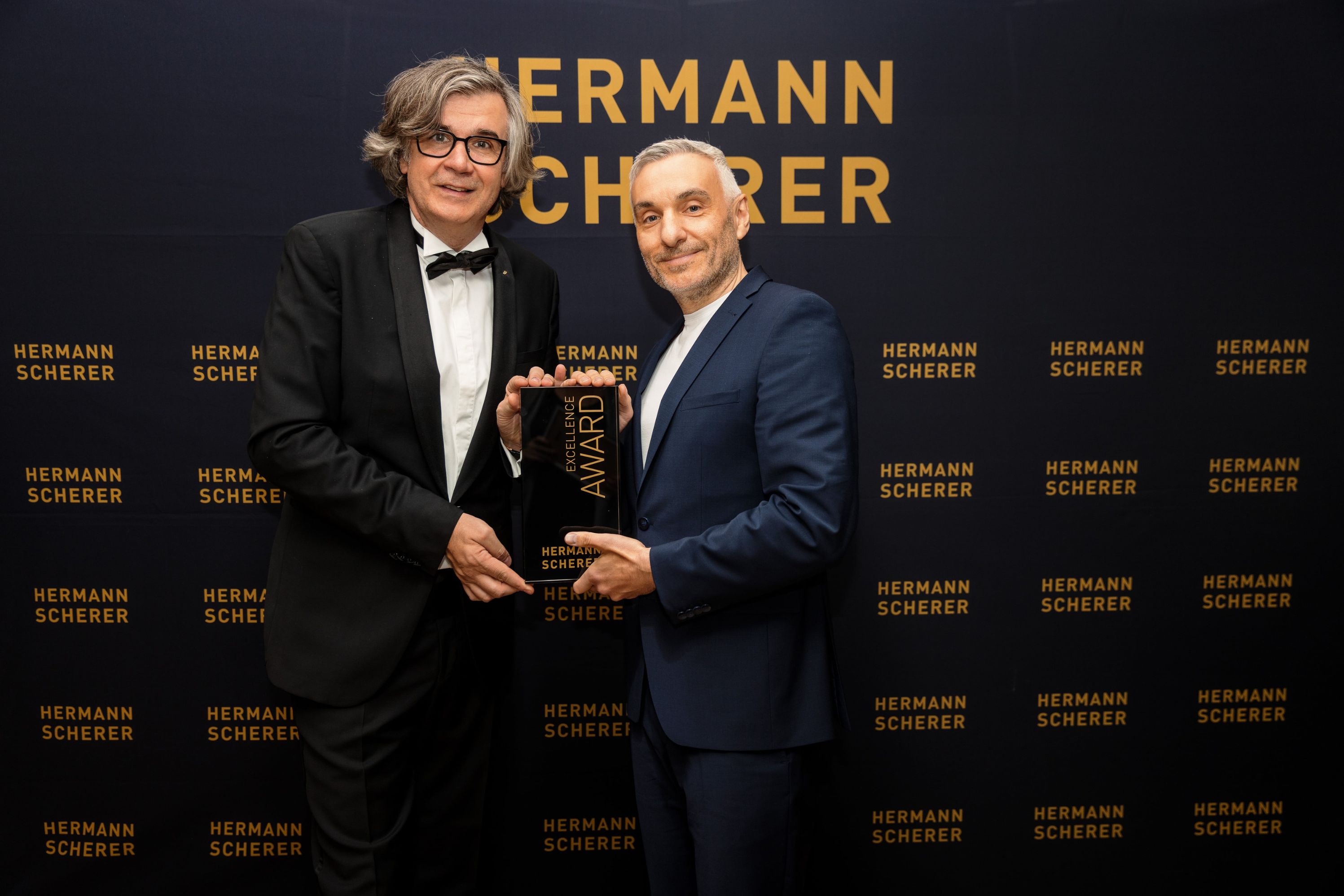 Die Speaker-Ikone Herrmann Schererüberreicht den Excellent Award an Christian Ebner (Bildquelle: Dominik Pfau) Die Speaker-Ikone Herrmann Schererüberreicht den Excellent Award an Christian Ebner (Bildquelle: Dominik Pfau)