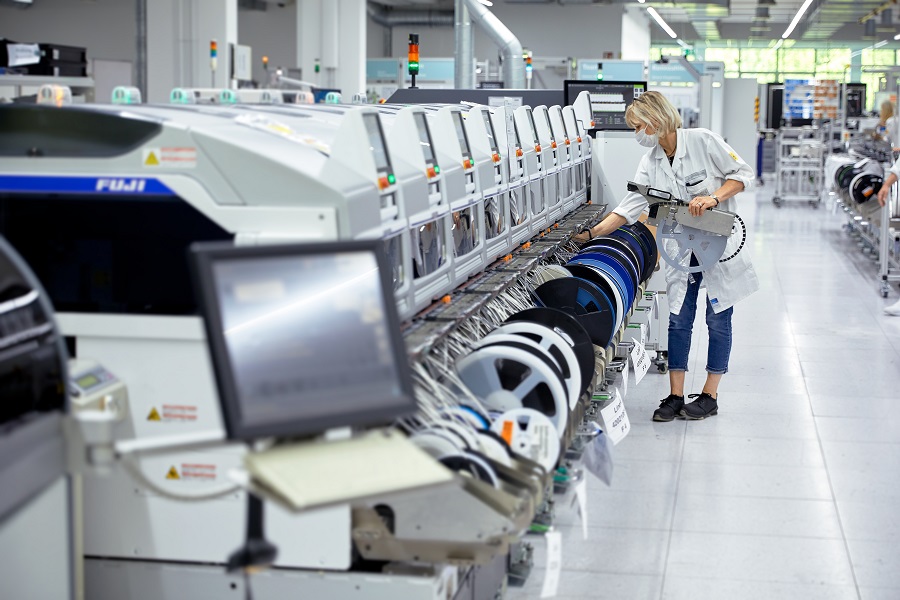 PHOENIX CONTACT betreibt 7 Fertigungslinien mit 63 Bestückungsmodulen von FUJI (Die Bildrechte liegen bei dem Verfasser der Mitteilung.) PHOENIX CONTACT betreibt 7 Fertigungslinien mit 63 Bestückungsmodulen von FUJI (Die Bildrechte liegen bei dem Verfasser der Mitteilung.)