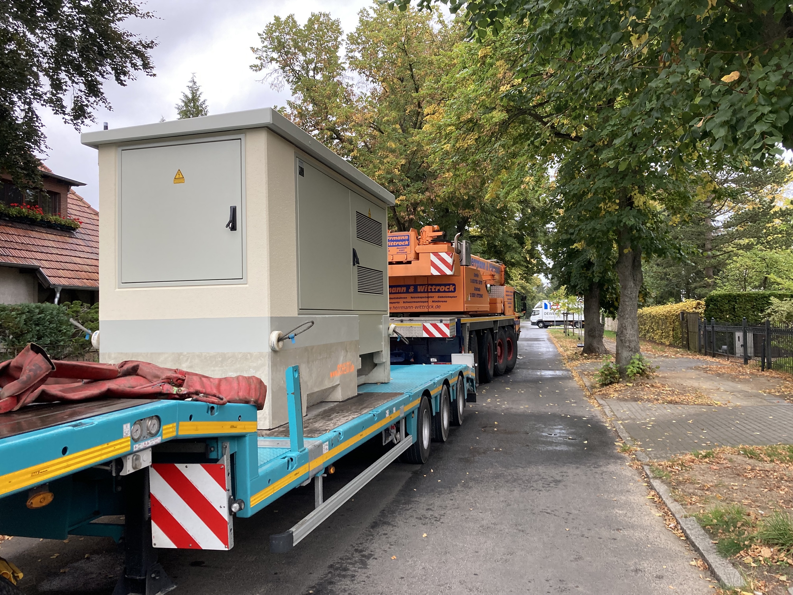 Digitalisierung am Stromnetz: Anlieferung einer digitale Ortsnetzstation des Netzbetreibers E.DIS in Neuenhagen in Brandenburg. Digitalisierung am Stromnetz: Anlieferung einer digitale Ortsnetzstation des Netzbetreibers E.DIS in Neuenhagen in Brandenburg.