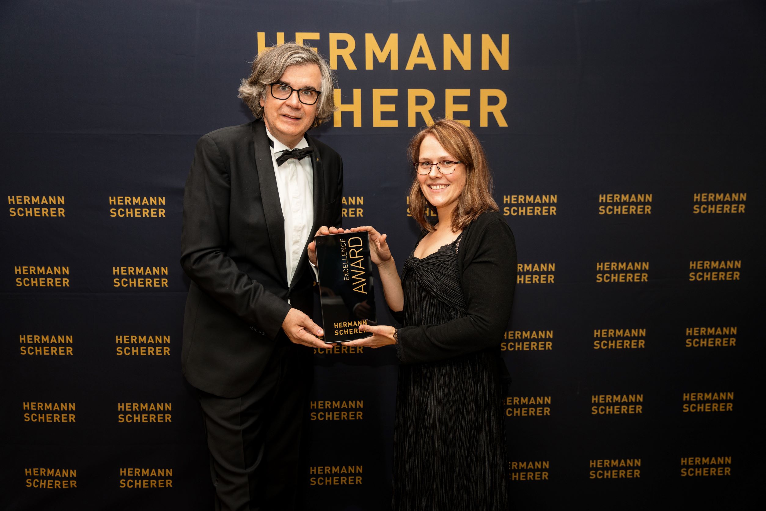 Hermann Schererüberreicht Birgit Richly den begehrten Award. (Bildquelle: Dominik Pfau)