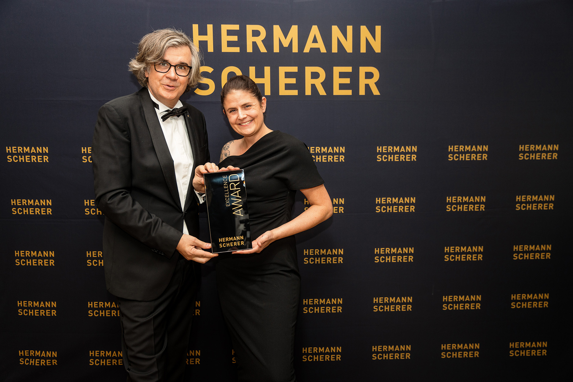 Hermann Scherer überreicht Excellence-Gold-Award an Jasmin Marks / Foto: Dominik Pfau Hermann Scherer überreicht Excellence-Gold-Award an Jasmin Marks / Foto: Dominik Pfau