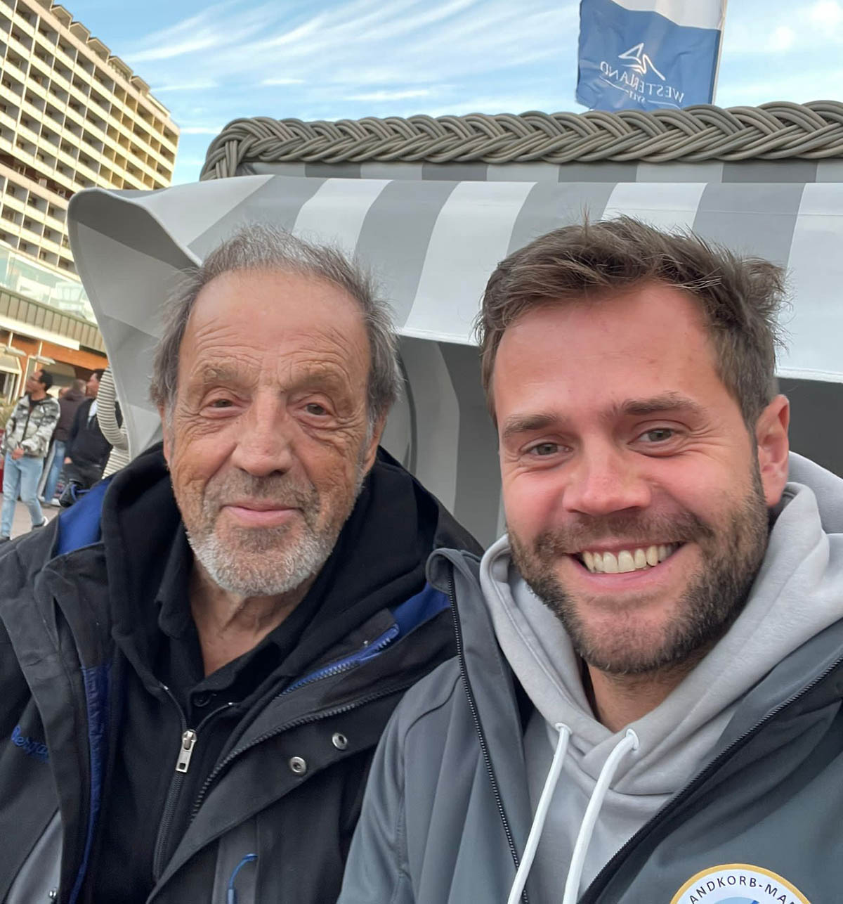 Reporter-Legende Rolf Fuhrmann& Nils Gosebeck, Geschäftsführer Strandkorb-Manufaktur Buxtehude (Die Bildrechte liegen bei dem Verfasser der Mitteilung.)