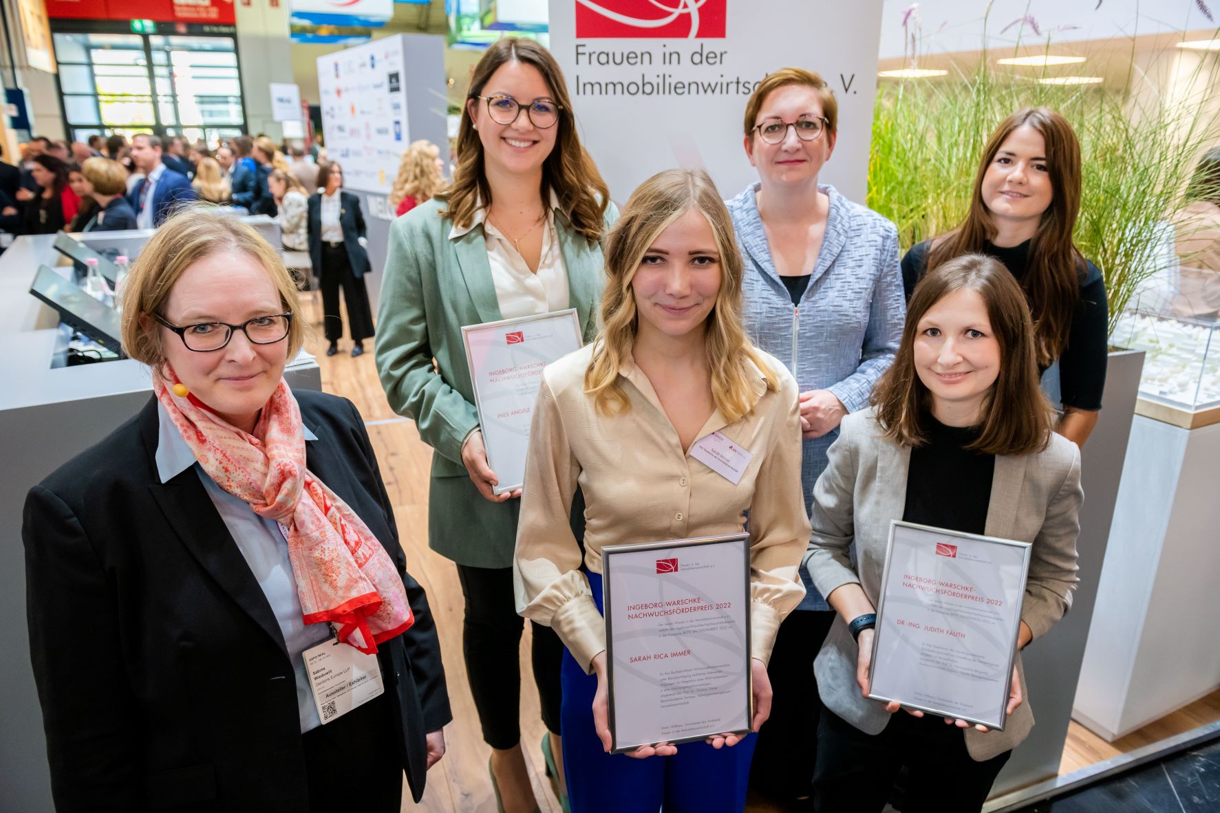 Die Gewinnerinnen des Nachwuchsförderpreises mit Bundesministerin Klara Geywitz (Bildquelle: PVM Production) Die Gewinnerinnen des Nachwuchsförderpreises mit Bundesministerin Klara Geywitz (Bildquelle: PVM Production)