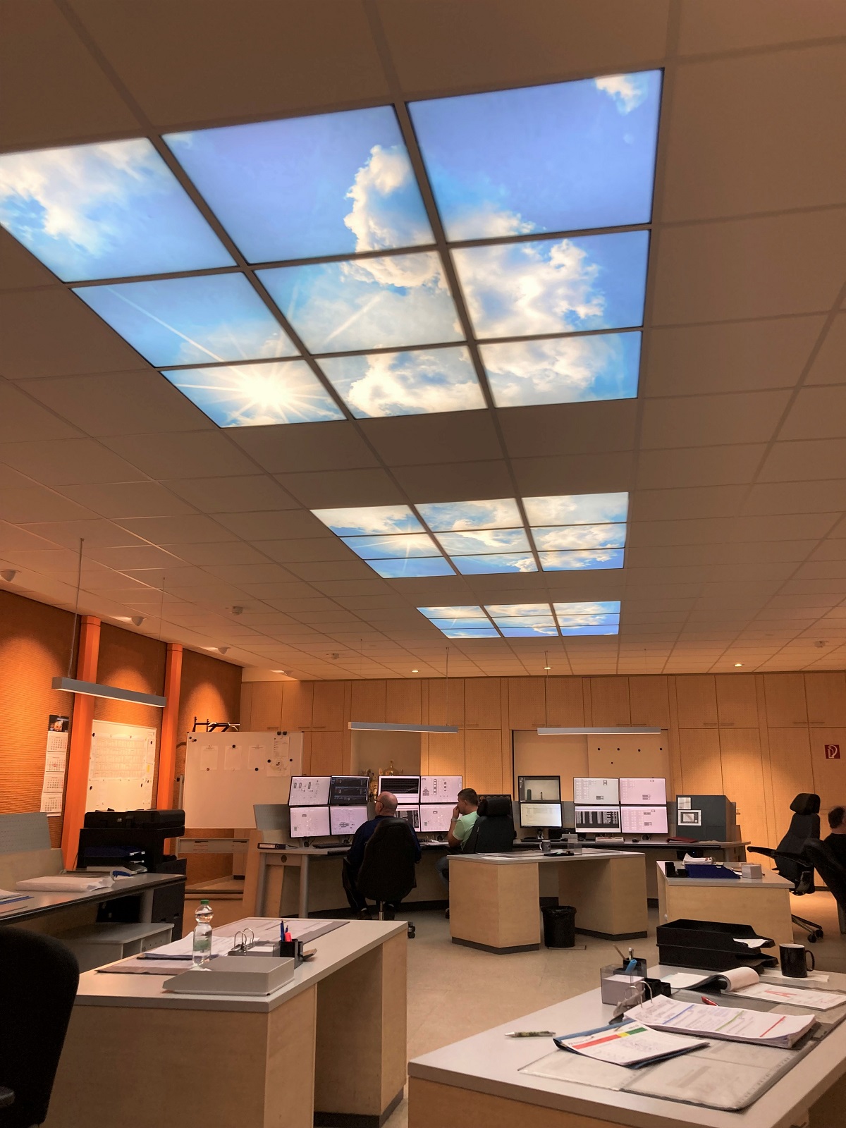 Fast wie Fenster in den Himmel wirkt die dreiteilige Wolkendecke, die in der ZMW zu einem behaglicheren Ambiente beiträgt. Fast wie Fenster in den Himmel wirkt die dreiteilige Wolkendecke, die in der ZMW zu einem behaglicheren Ambiente beiträgt.