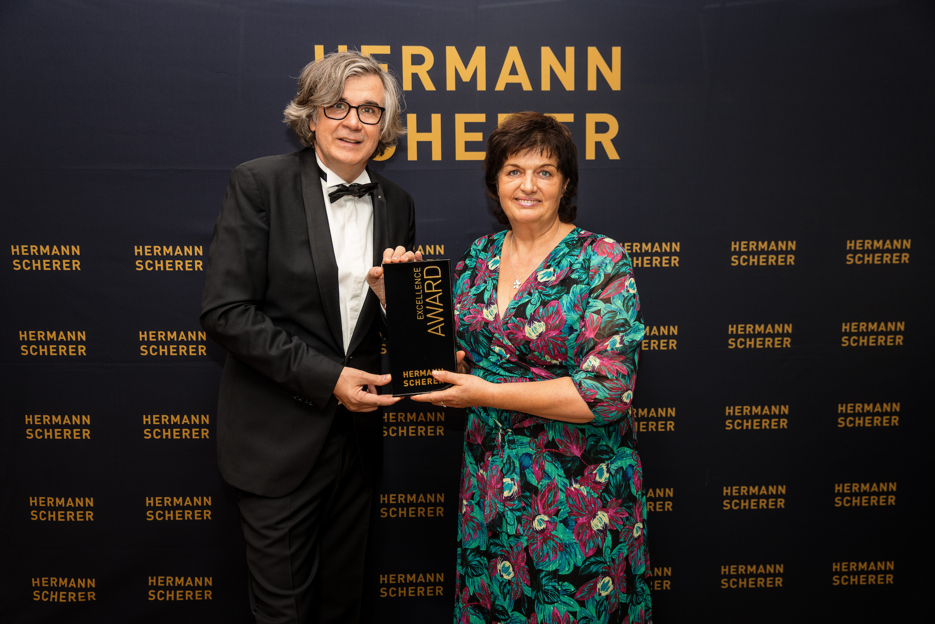 Übergabe Speaker Excellence Award von Hermann Scherer an Ursula Böldt