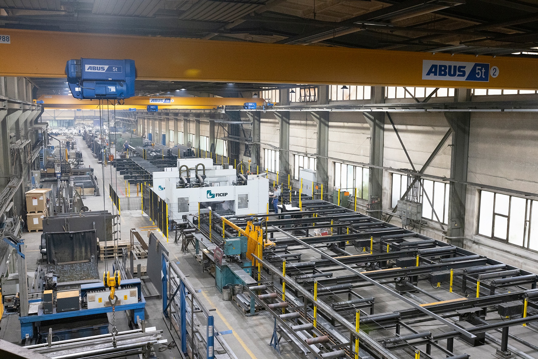 Die Vogelperspektive zeigt: Die Freiberger Halle ist fast vollflächig mit neuen Maschinen bestückt. (Die Bildrechte liegen bei dem Verfasser der Mitteilung.)