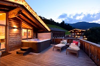 Großräumige Sonnenterrasse mit Whirlpool im Comfort Chalet Mühle (Chalets & Apartments Wachterhof)