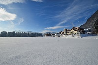 Aussenansicht auf das winterlich eingeschneite Hotel (Alpina Kössen)Aussenansicht auf das winterlich